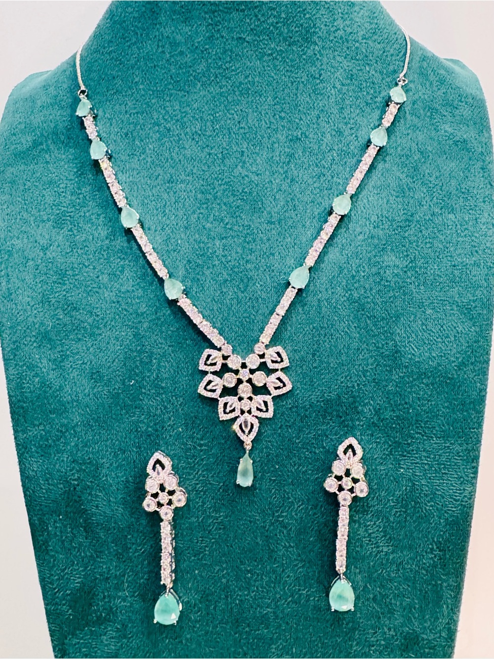 Fashion Jewelry Silver Necklace Set with Aqua Teardrops